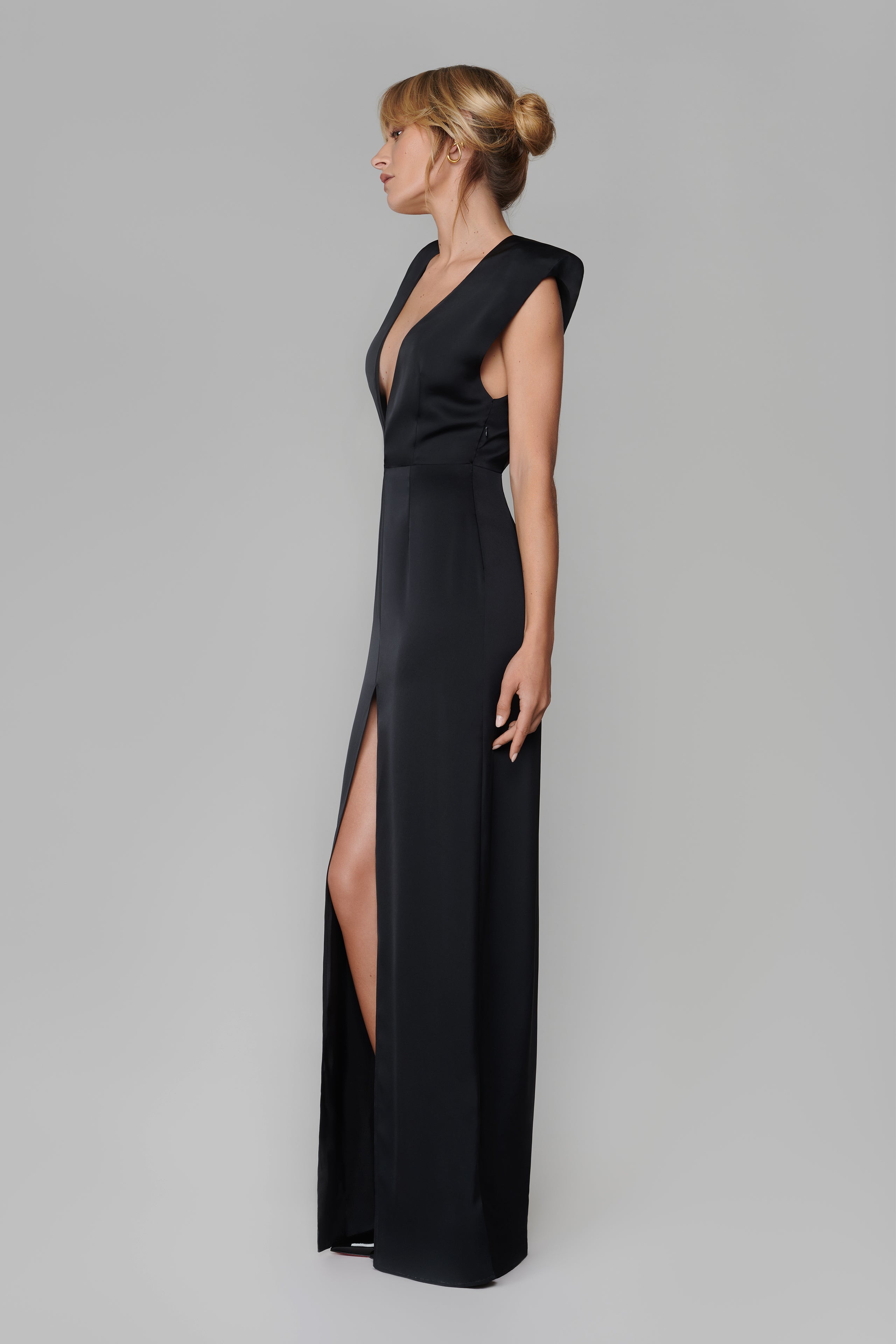 023 - Long satin V-neck dress